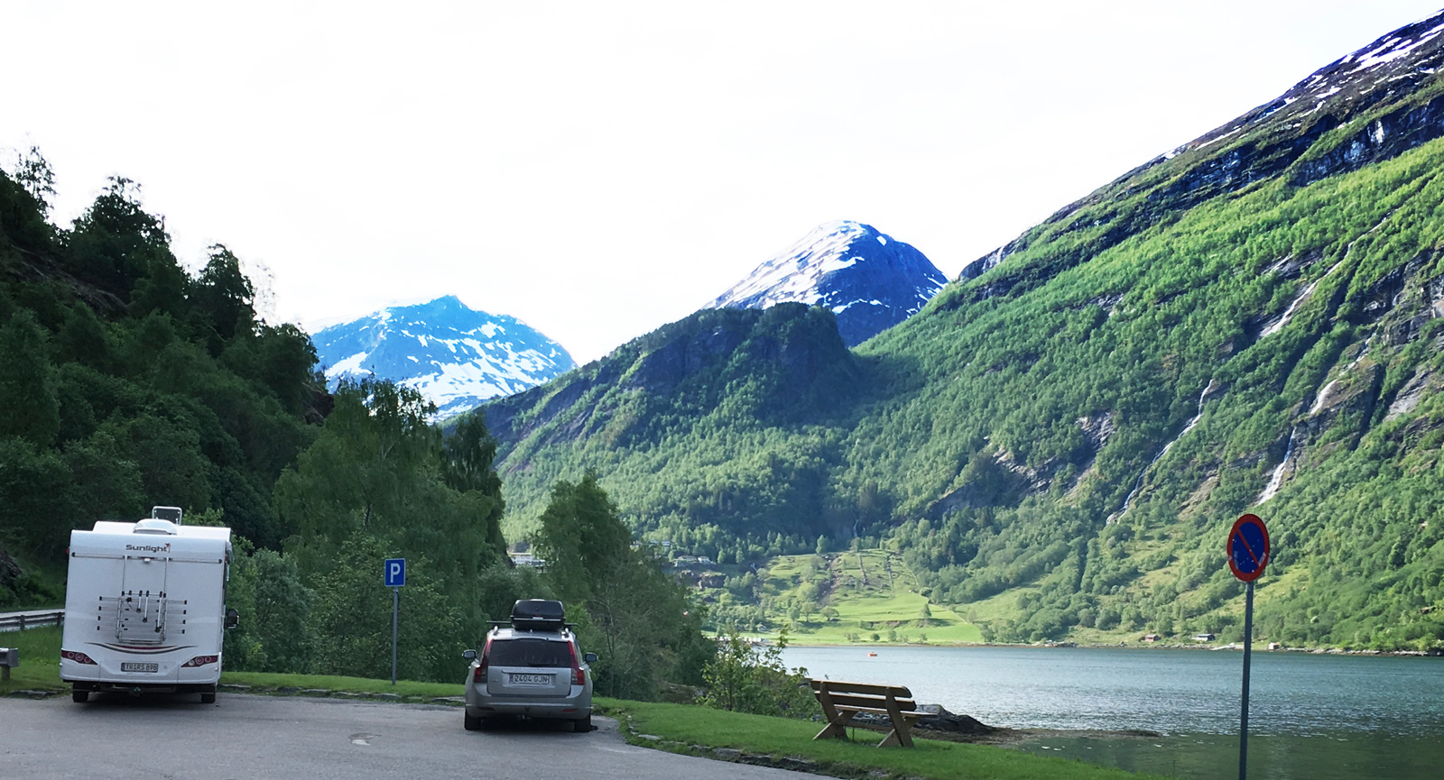 Längst ner i Geirangerfjorden finns både campingar och parkeringsplatser. Möjligen med världens vackraste omgivningar.