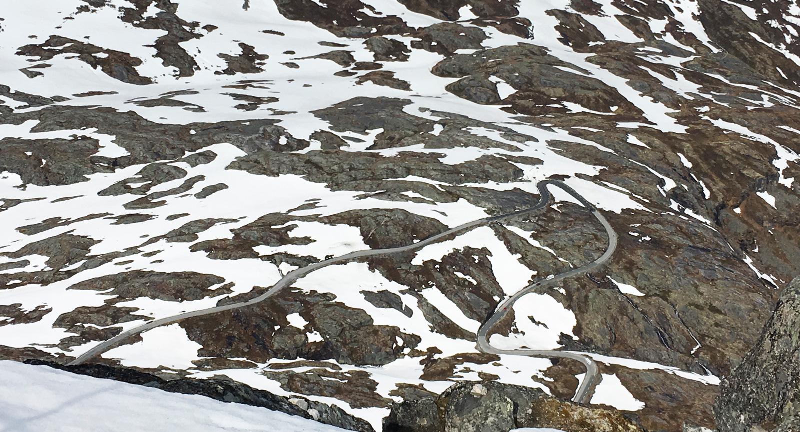 Husbilen där nere slingrar sig fram på drygt 800 meters höjd. Notera fordonens litenhet i kurvan längst ned till höger i bild.