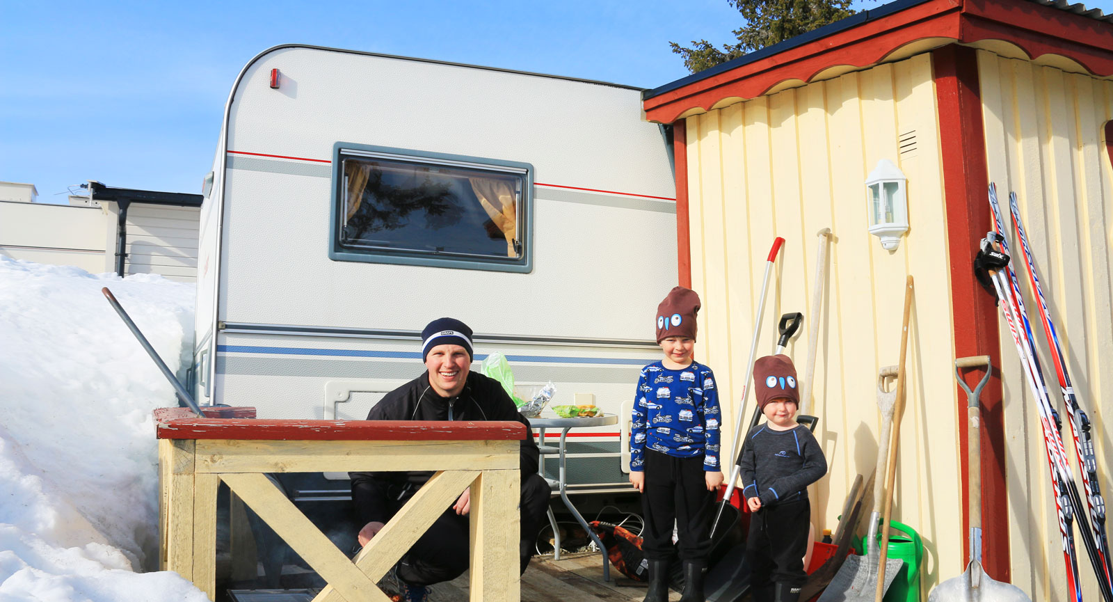 Spiketält. Svenske Peter Nolander med sönerna Nemo och Noa gillar campinglivet.
