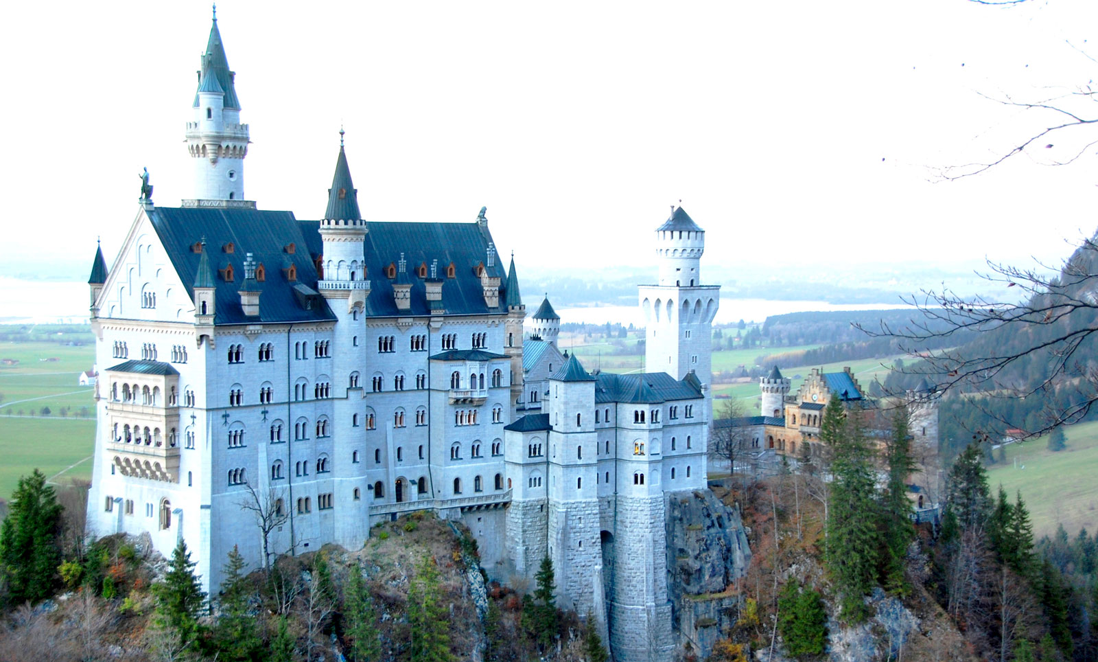 Neuschwanstein i södra Tyskland är ett populärt resmål.