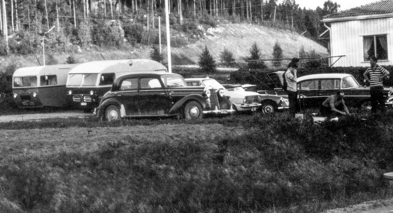 Två Saabhusbilar i Ramsele. Snart var den första spårlöst borta.
