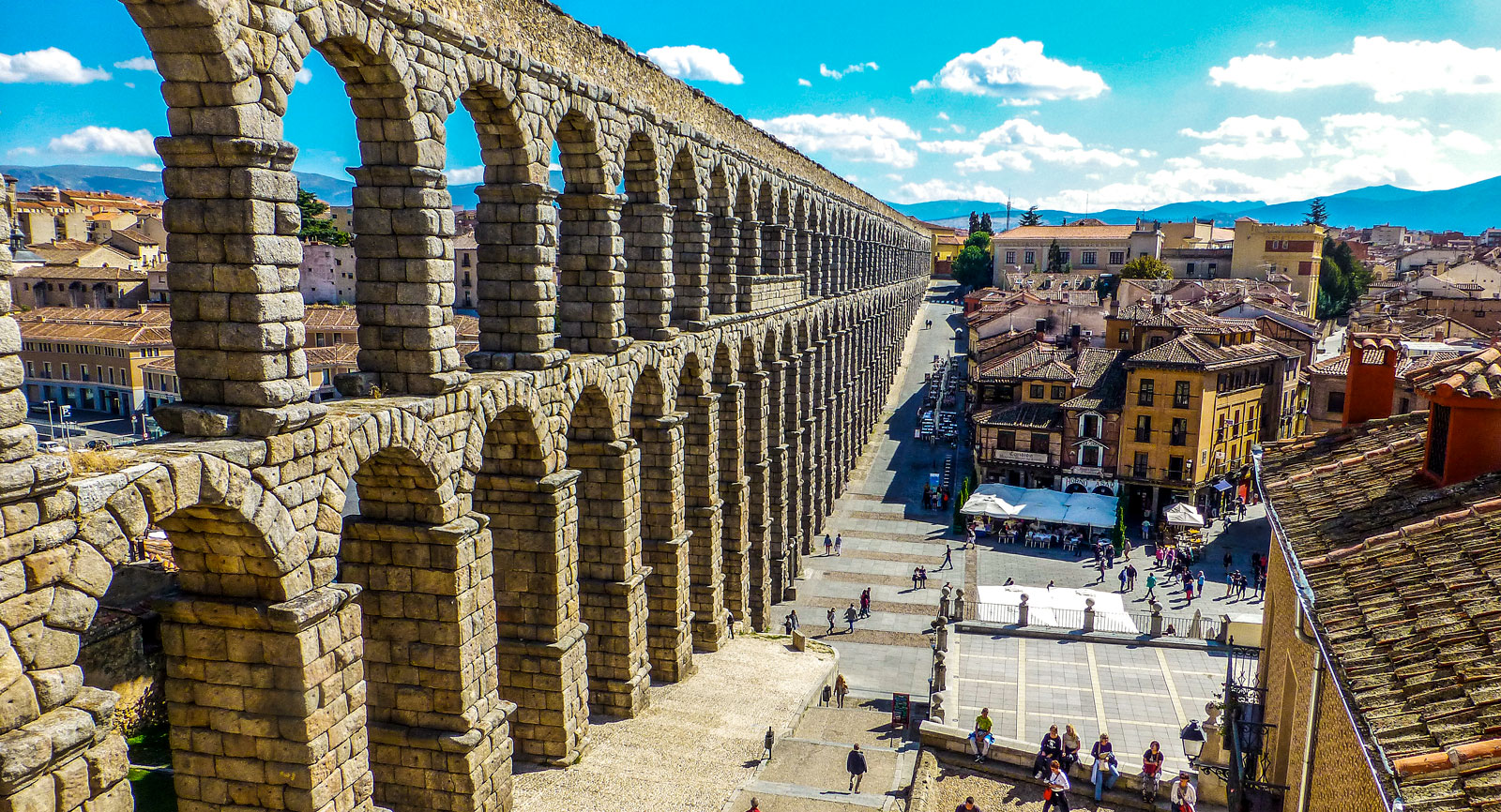 Den 2000 år gamla akvedukten går genom centrum i Segovia.