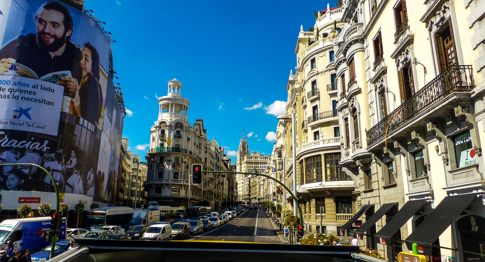 Från övre däck i sightseeingbussen har man koll på mångmiljonstaden Madrid.