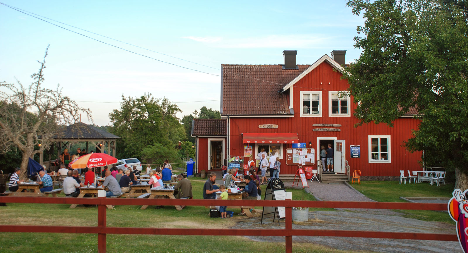 En av många härliga sommarkvällar med underhållning på Pub Sumpen.