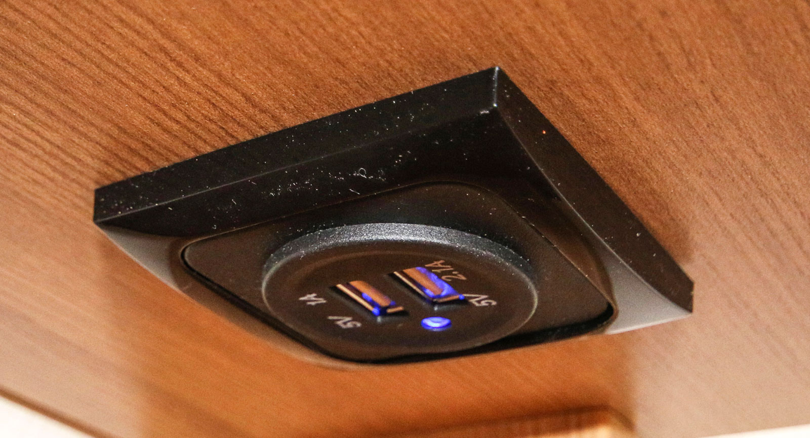 Jodå, vid soffan finns det även uttag att ladda komponenter som har USB-port.