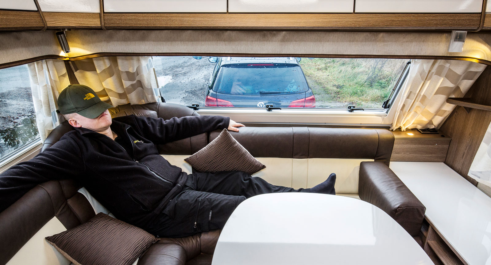 Tupplur. Vagnens skönaste ställe är vänster hörna i den skidklädda sittgruppen. Med vanlig U-soffa finns det en till att välja på.