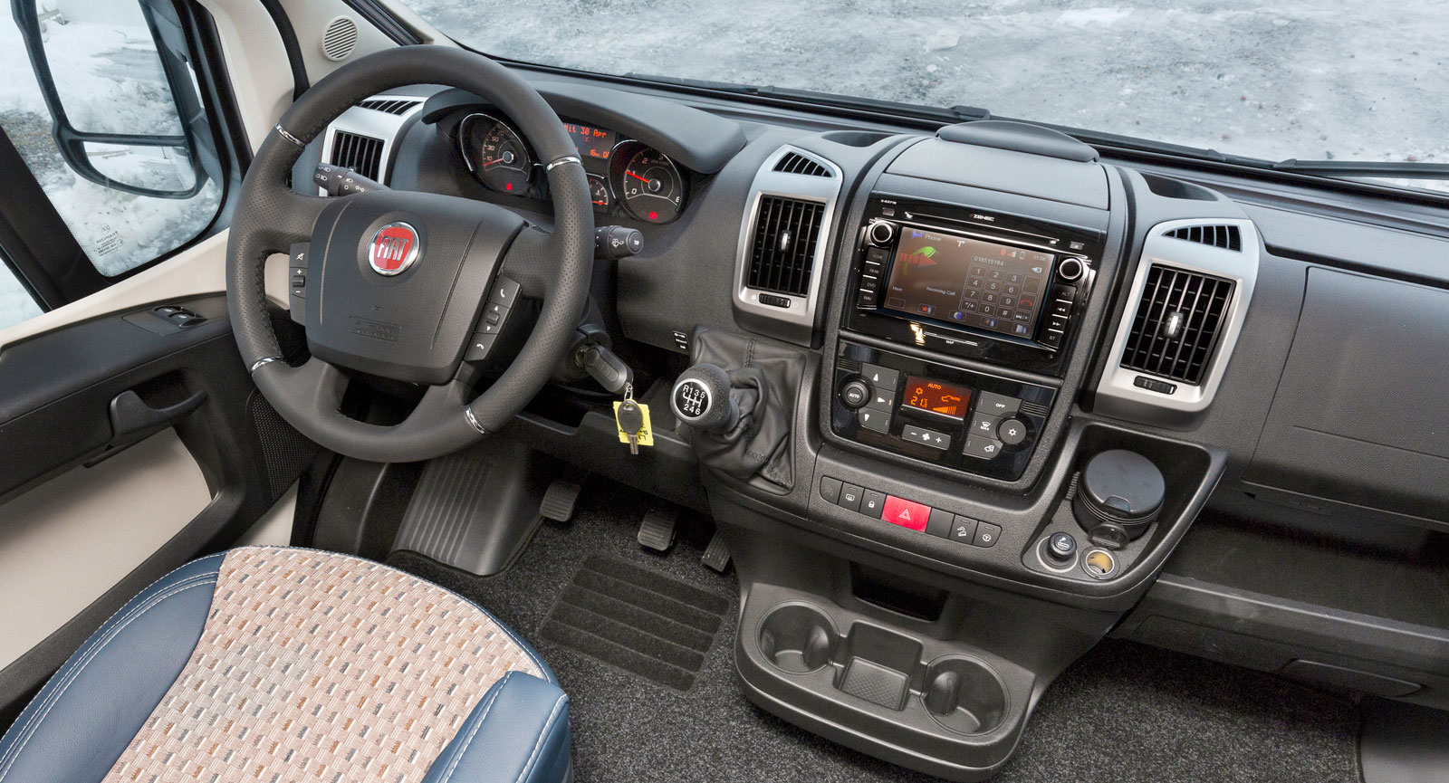 Styrhytt. Förarmiljön med nya Fiatinstrumenten är lika trevlig som väntat. Här följer även den extra drickahållaren med i mitten.