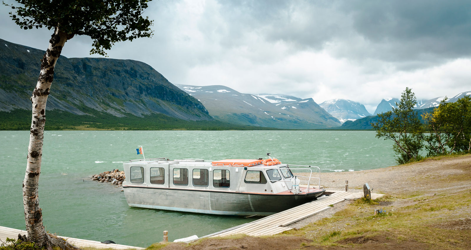 För de som vill finns båttransport för att korta vandringen till Kebnekaises fjällstation.