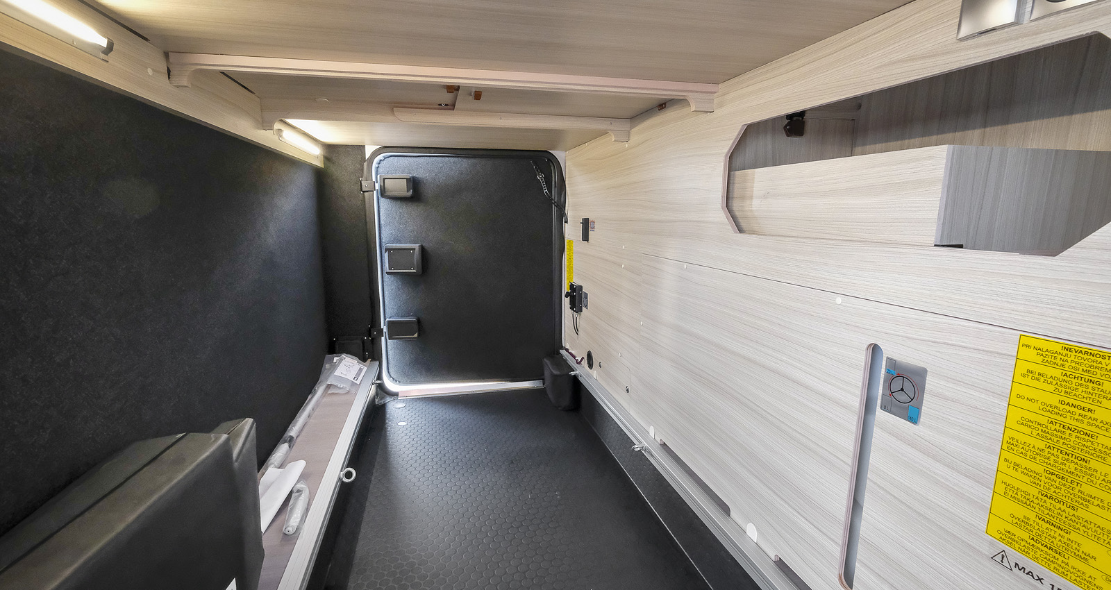 Garaget är så trivsamt och komplett att man nästan vill bosätta sig där. Golvet är oömt och det finns eluttag och belysning.
