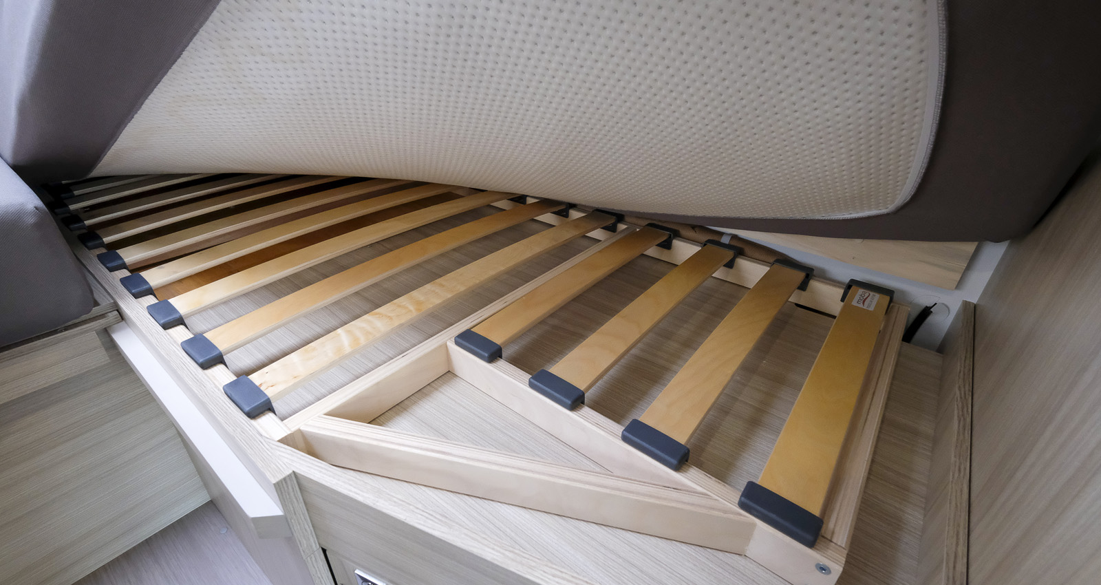 Bekväma Luxe-madrasser vilar på ribbor som ger ventilation.