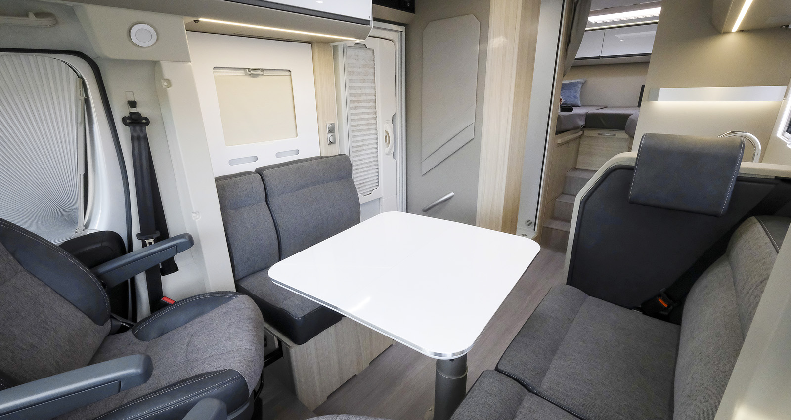 Sittgruppen rymmer 4–5 personer och bordet är lagom stort.