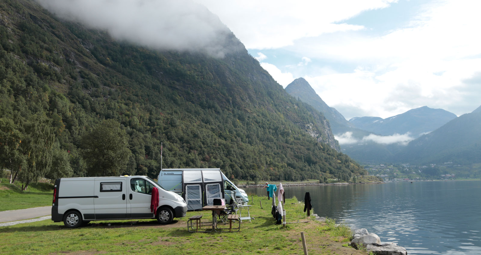 Nere vid Geirangerfjorden finns goda campingmöjligheter för husbilsresenären, med garanterat storslagna vyer.