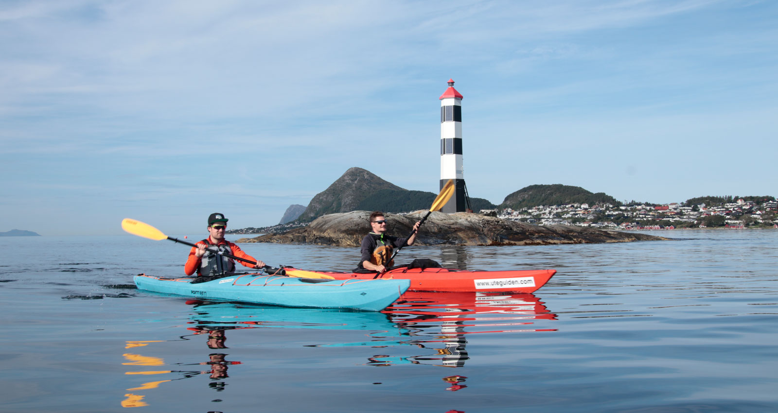 Havet ligger spegelblankt när vi paddlar ut från Ålesund för en halvdagstur.