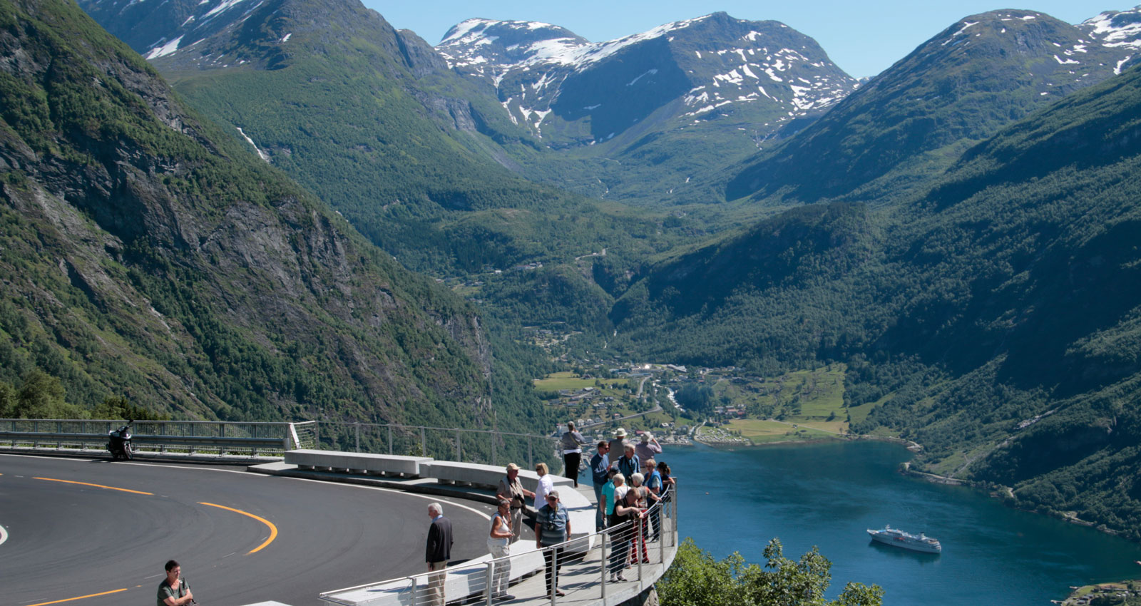 Vid Ørnesvingens slut är det lätt att parkera för att fotografera Geirangerfjorden och kryssningsfartygen.