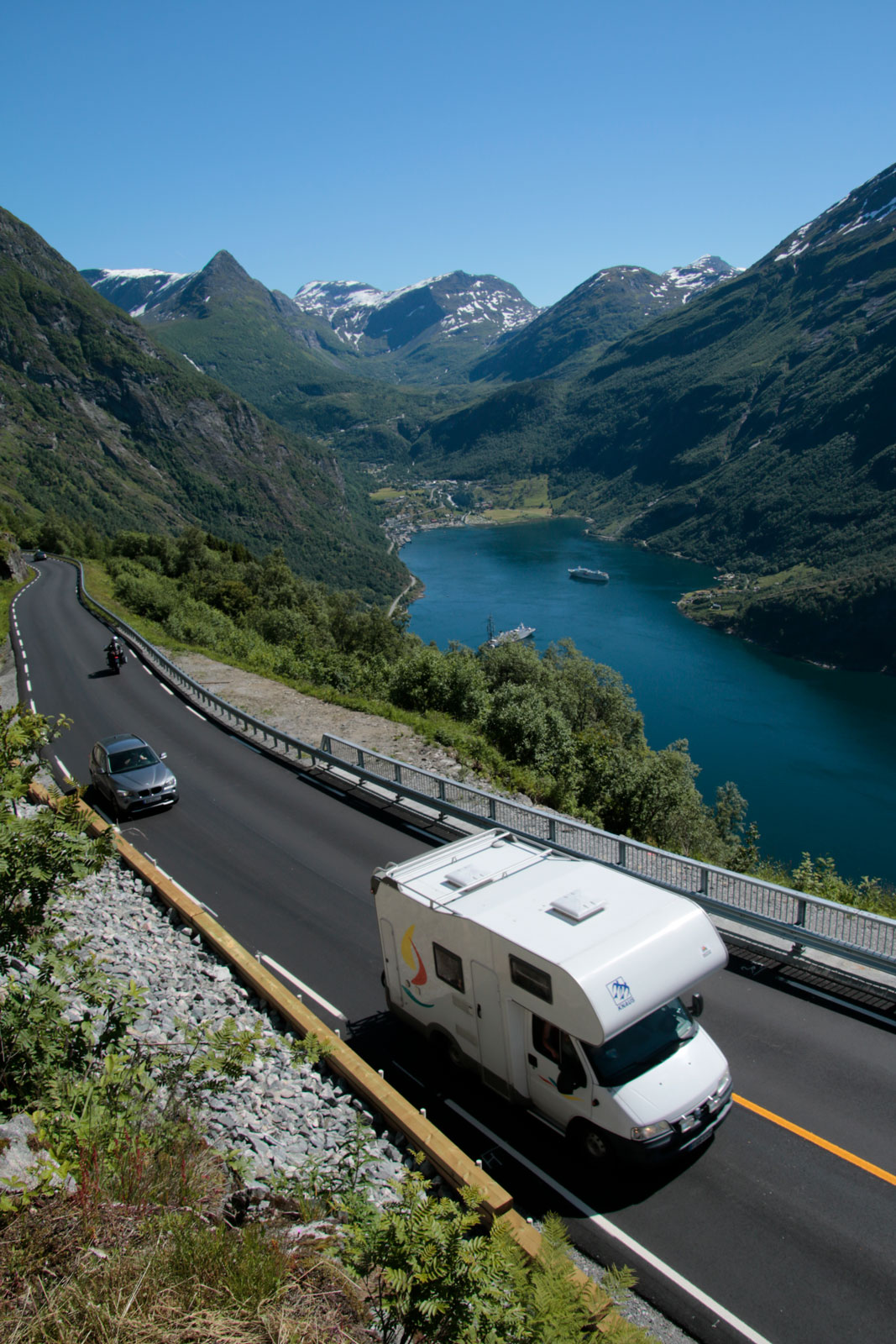 Vägen från Geiranger upp på fjället kallas Ørnesvingen, och blir efterhand en riktigt snirklig historia.