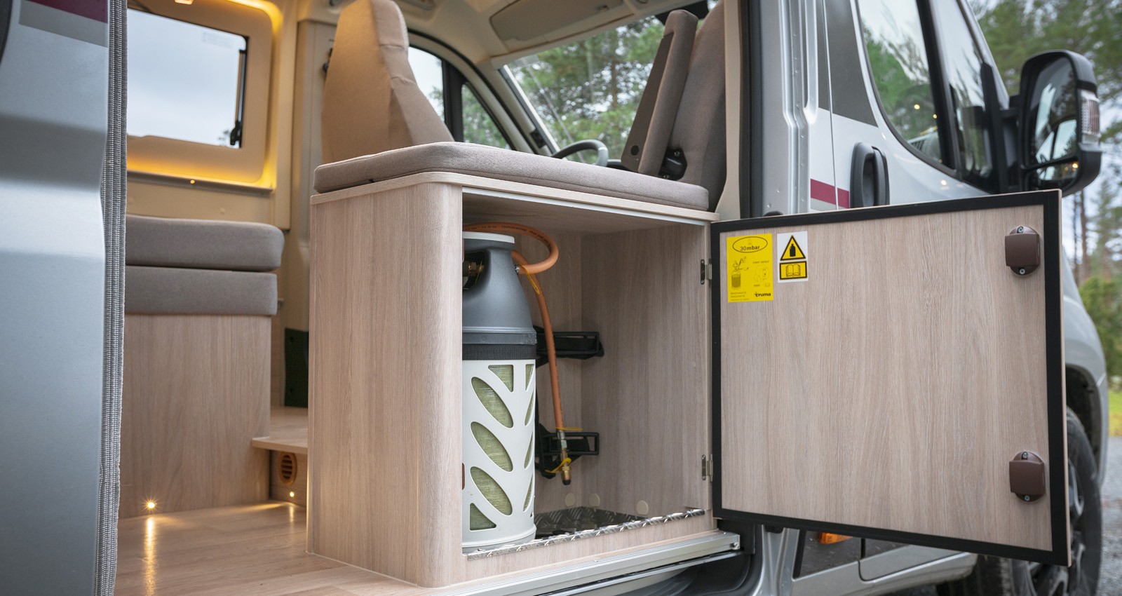 Gasolutrymmet för två P11 flaskor bakom skjutdörren.