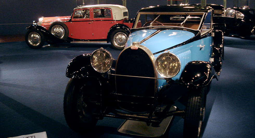 Bilmuseum med exklusiva dyrgripar och moderna racers.