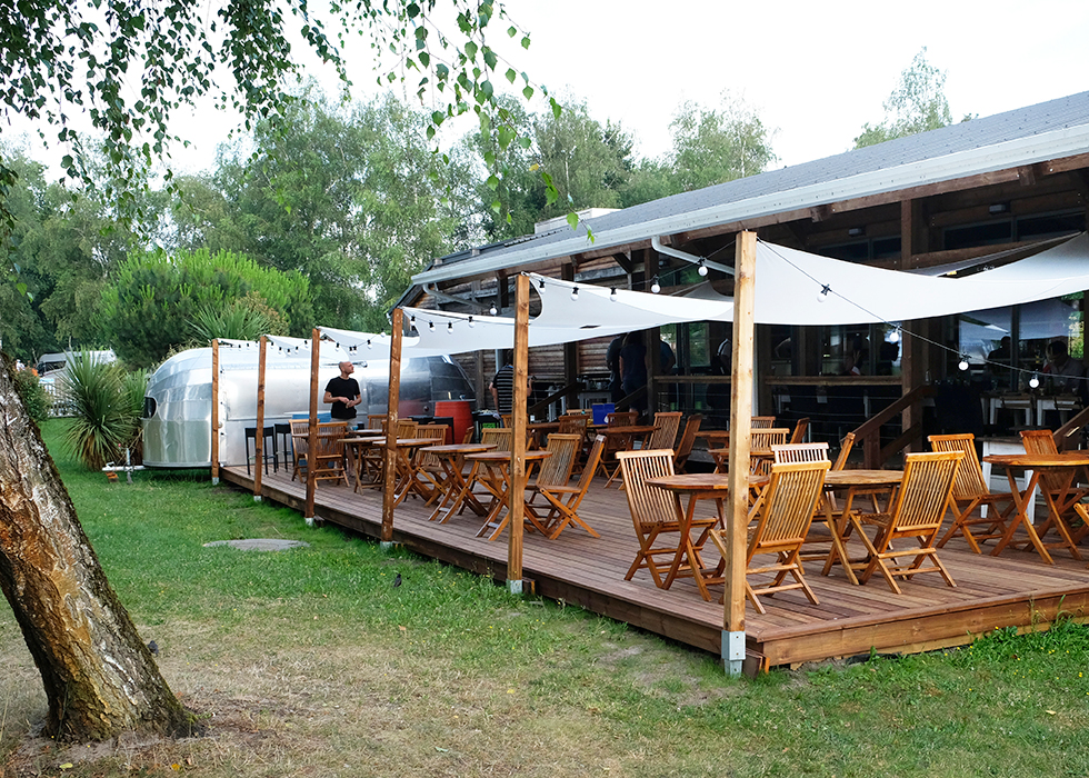 Restaurangens uteservering med en Airstream i ena änden.