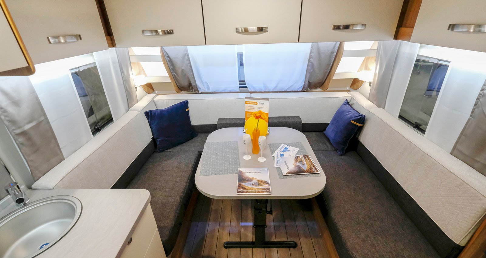 Generöst tilltagen U-soffa där många får plats. Givetvis går det att bädda om sittgruppen till en rejäl säng om behov av det finns.