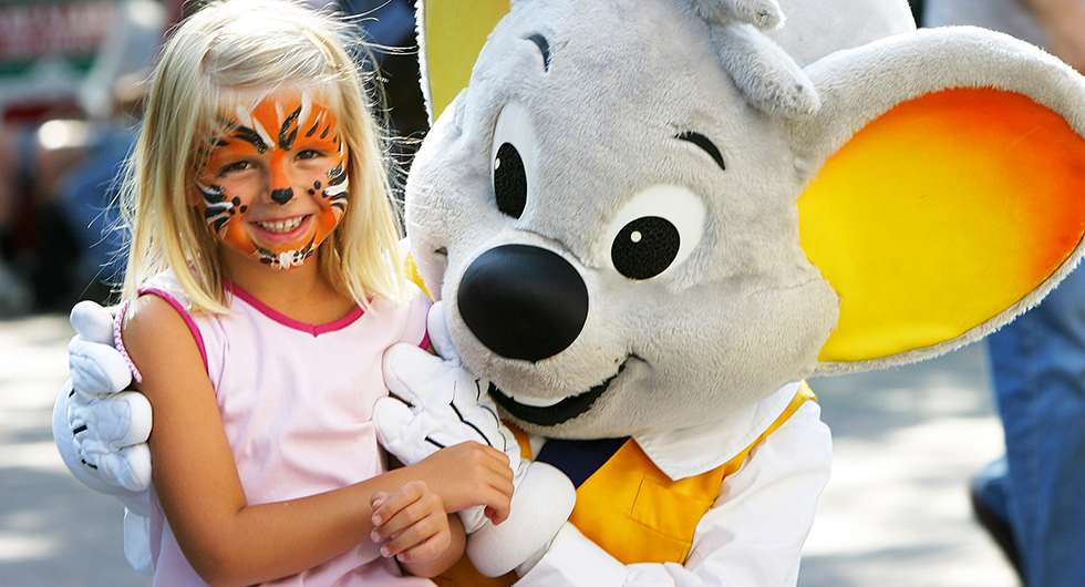 Parkens egen maskot ställer gärna upp på bild. Här med ansiktsmålad besökare.