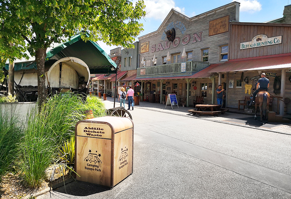 Westerngatan är campingens huvudstråk och här finns servicehus, restauranger och varuautomater med allsköns produkter.