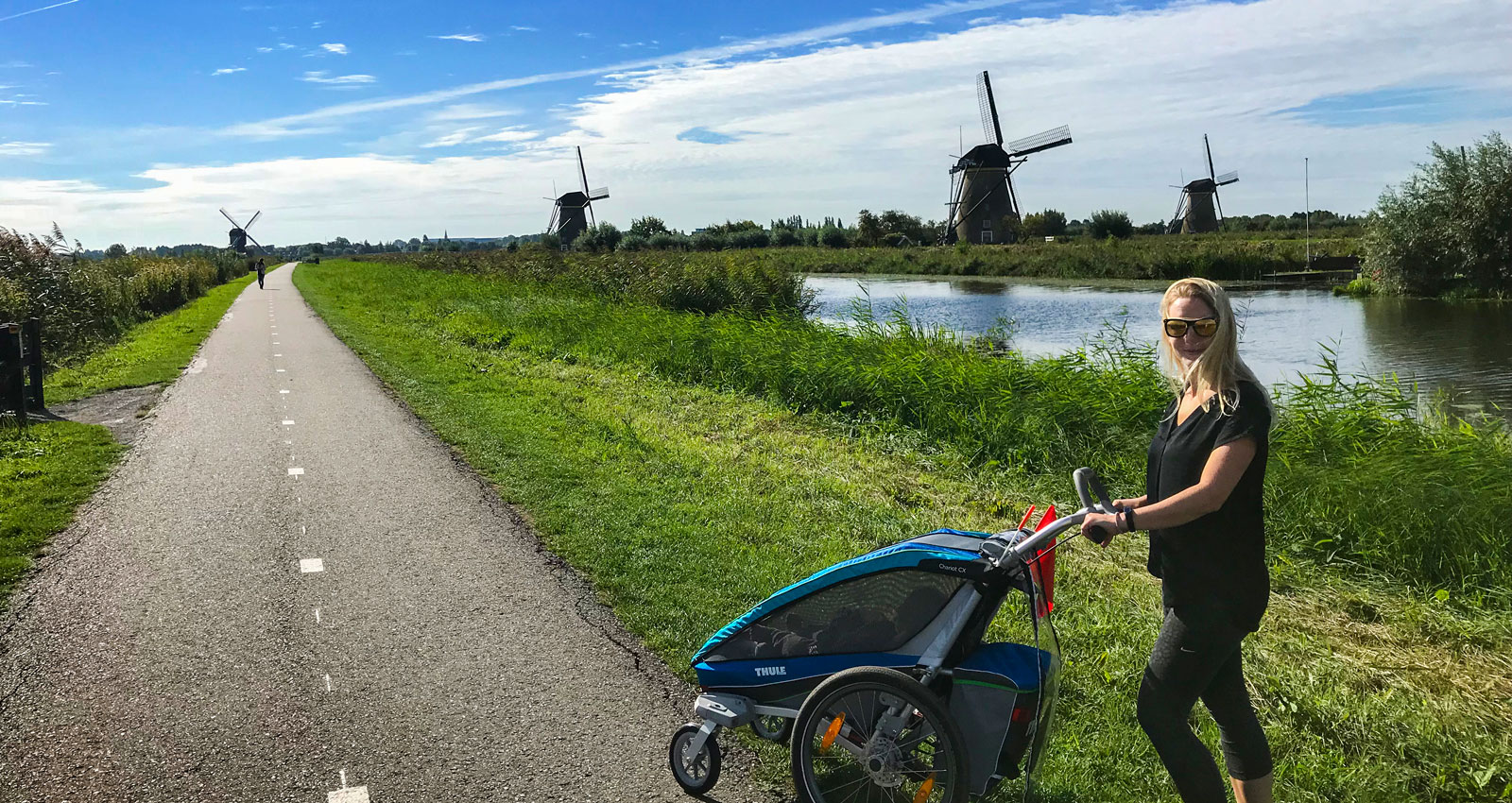 Gåvagn, cykelvagn, springvagn. Kärt barn har många namn. Kinderdijk, Holland.