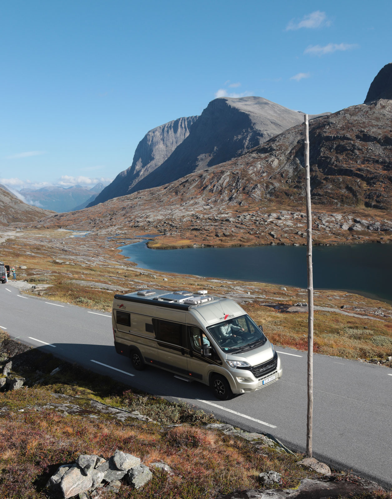 Vägen som leder över bergsplatån ovan Trollstigens serpentiner är en ren njutning.