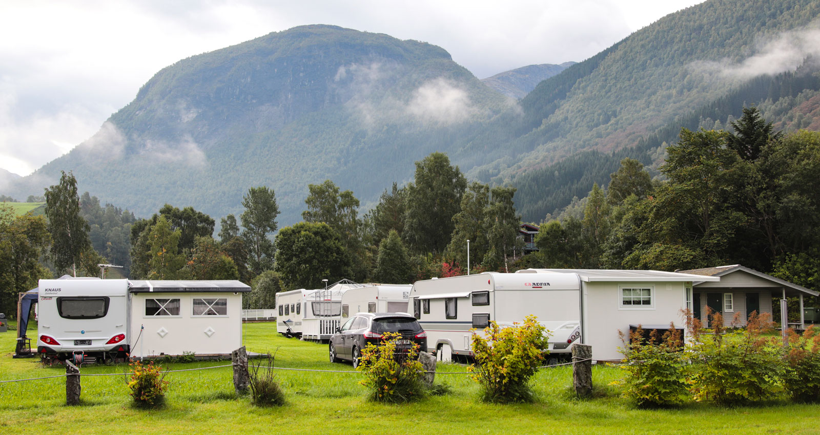 Campingen i Norddal ligger vid Storelva, med bergen som närmsta granne.