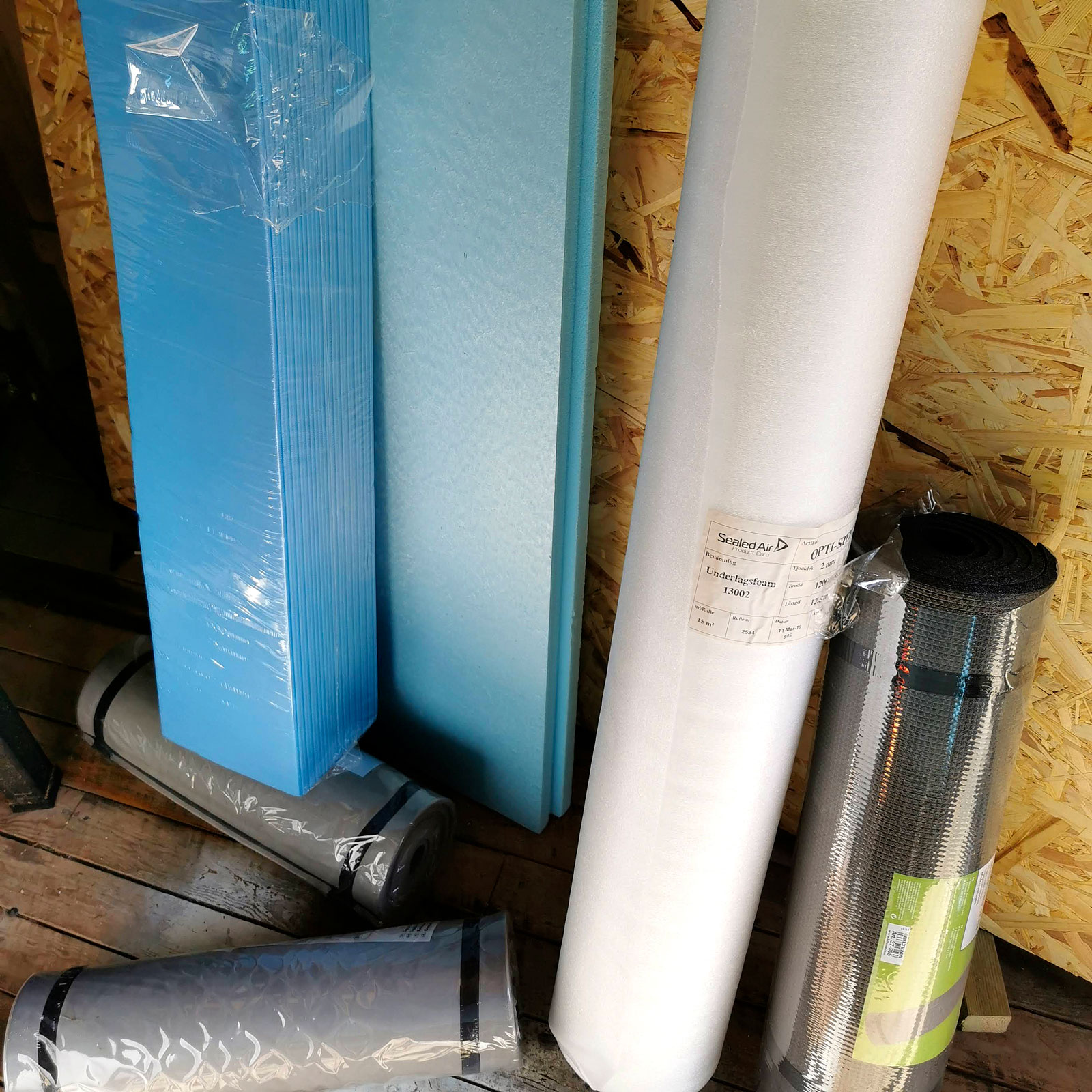 Fukttålig cellplast
Till vänster XPS-cellplast från Byggmax för 65 kr/platta. Om utrymmet räcker för 50 mm isolering. Liggunderlag (Jula 50 kr/st) används i tak och skjutdörr, även framdörrarna. XPS-underlagsskiva (3 mm) under klickgolvet senare, pris 259 kr.