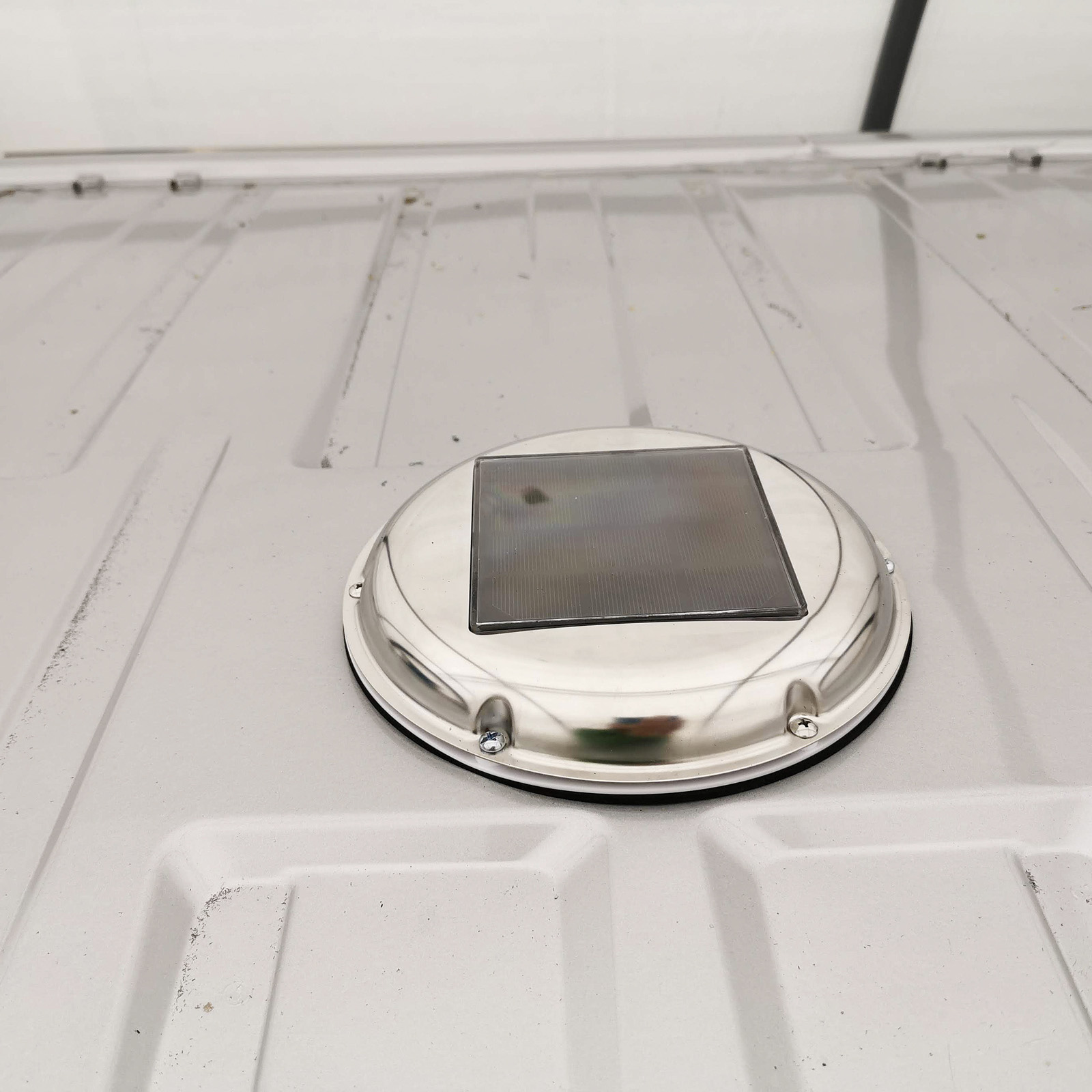 Solcellen laddar batteriet som sitter i takventilen. Ventilen har inställningar för luft in/ut samt två hastigheter. Den är i det närmaste ljudlös. En nackdel är att det är lätt att glömma den påslagen och därmed kräma ur batteriet om det inte är soligt ute.
