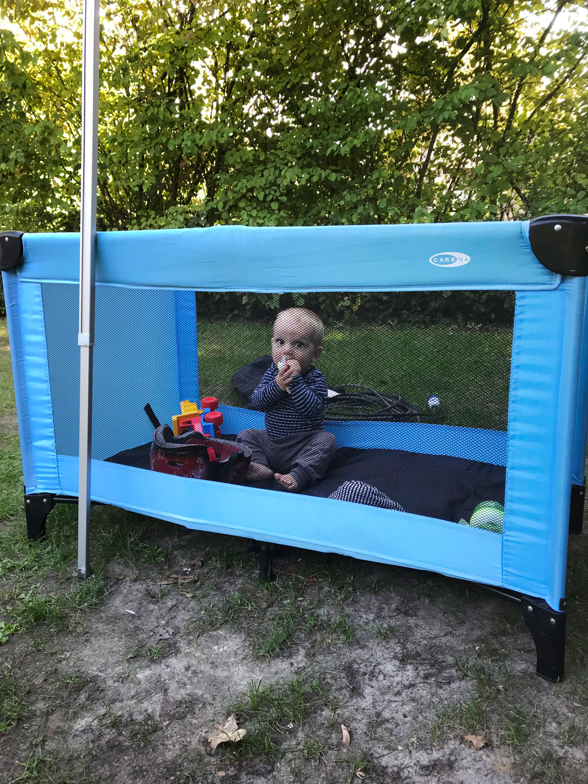 Funkar både ute och inne. Med ett dra-på-lakan ovanför så är den även insektsskyddad.
