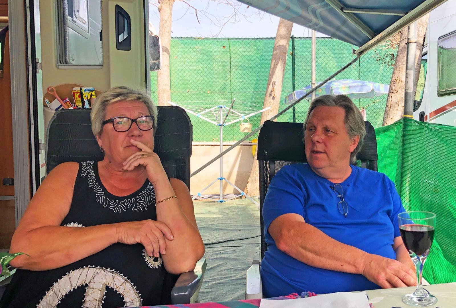 Marguerite Koos och Kjell Lindblad bidar sin tid i husbilen Franny som står på camping i Torre del Mar på spanska solkusten.