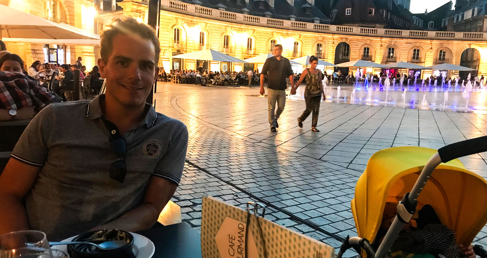 Middag i lugn och ro kan man få om man äter när bebisen somnat. Dijon, Frankrike.