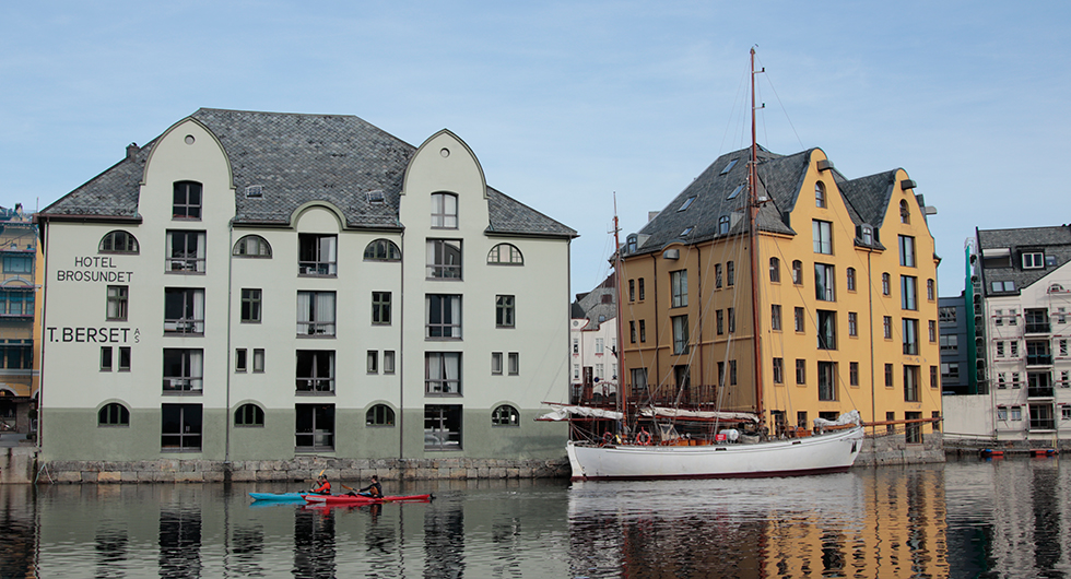 Att paddla genom Brosundet i Ålesund ger mersmak.
