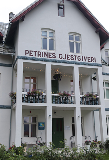 Petrines Gjestgiveri fungerar som reception för campingen. Passa på att käka middag.