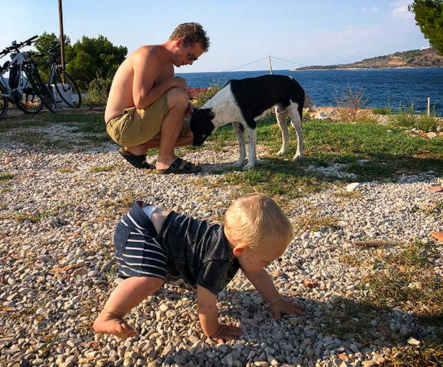 Umgås man mycket med hundar så börjar man tillslut gå som en. Här med en av vildhundarna i Ksamil, Albanien.