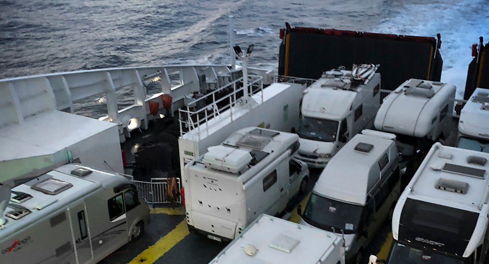 Hela familjen vaggas till sömns på bildäck på väg till Grekland.