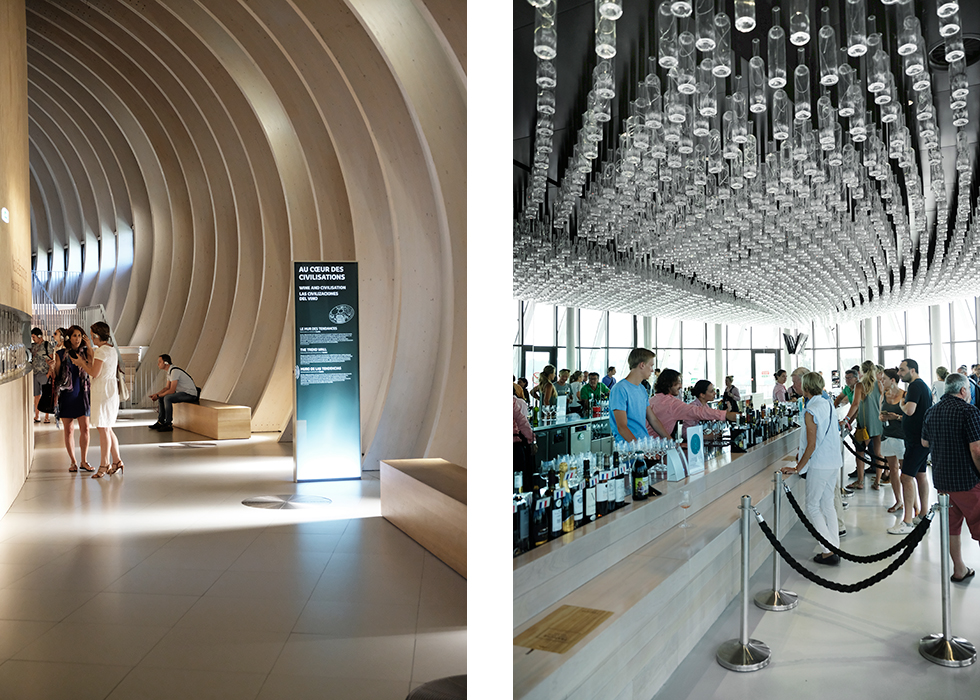 Till vänster: Spännande arkitektur inne i museet. Varje besökare får låna hörlurar.
Till höger: Baren längst upp i La Cite du Vin har en fantastisk utsikt.