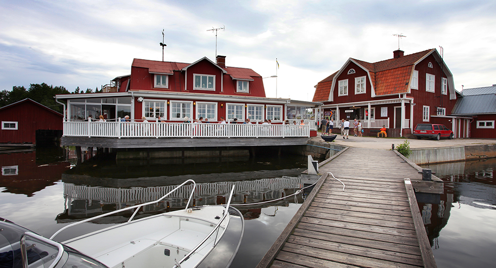 Havsnära fiskrestaurangen Albertina med hantverksboden Albert mittemot.