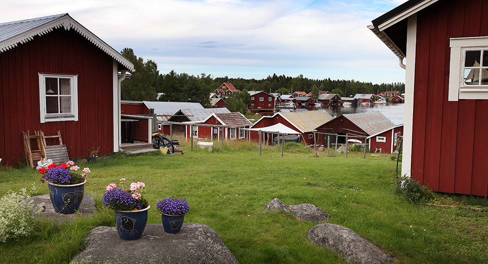 Vy över Skärså fiskeläge med sina karakteristiska röda sjöbodar.