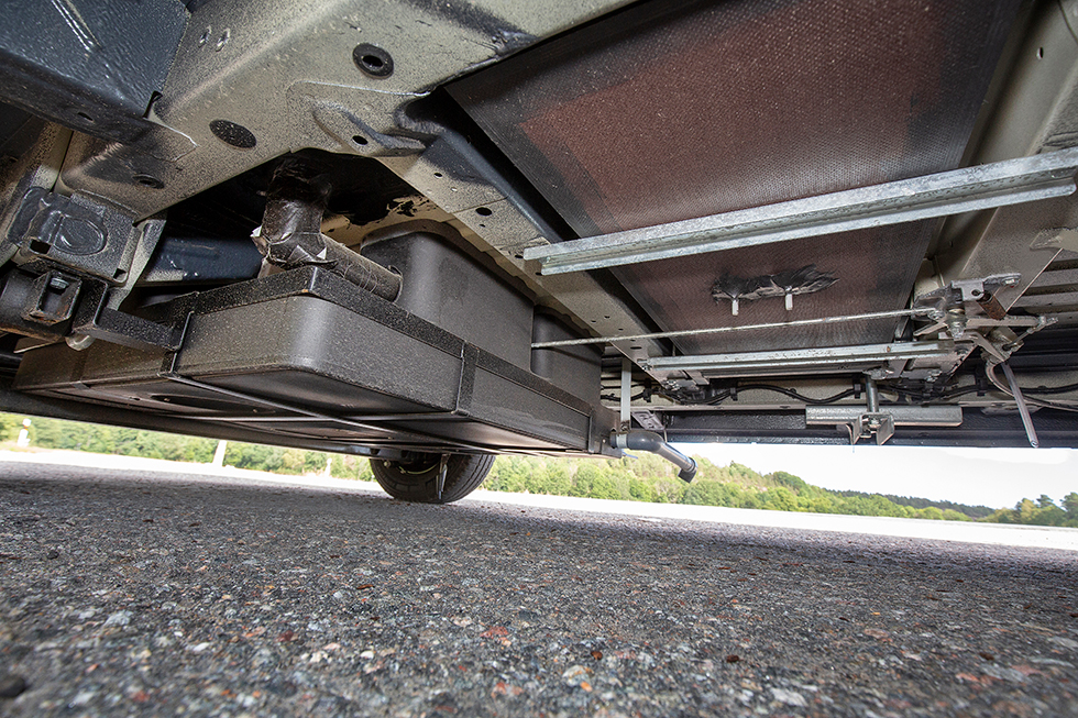 Under bilen är den isolerade gråvattentanken som rymmer 90 liter placerad. Färskvattentanken är placerad inne i bilen.