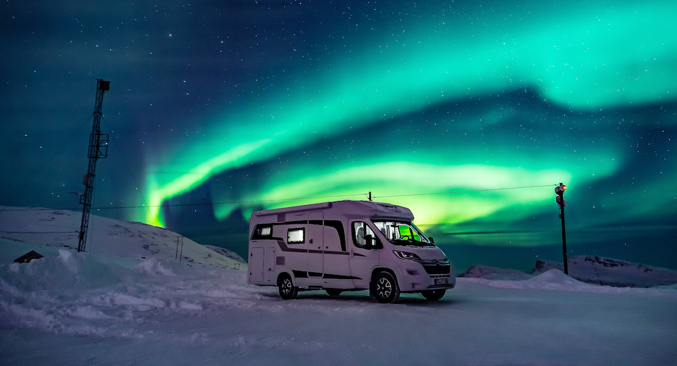 Hobby Optima Ontour Edition perfekt inramad av aurora borealis.