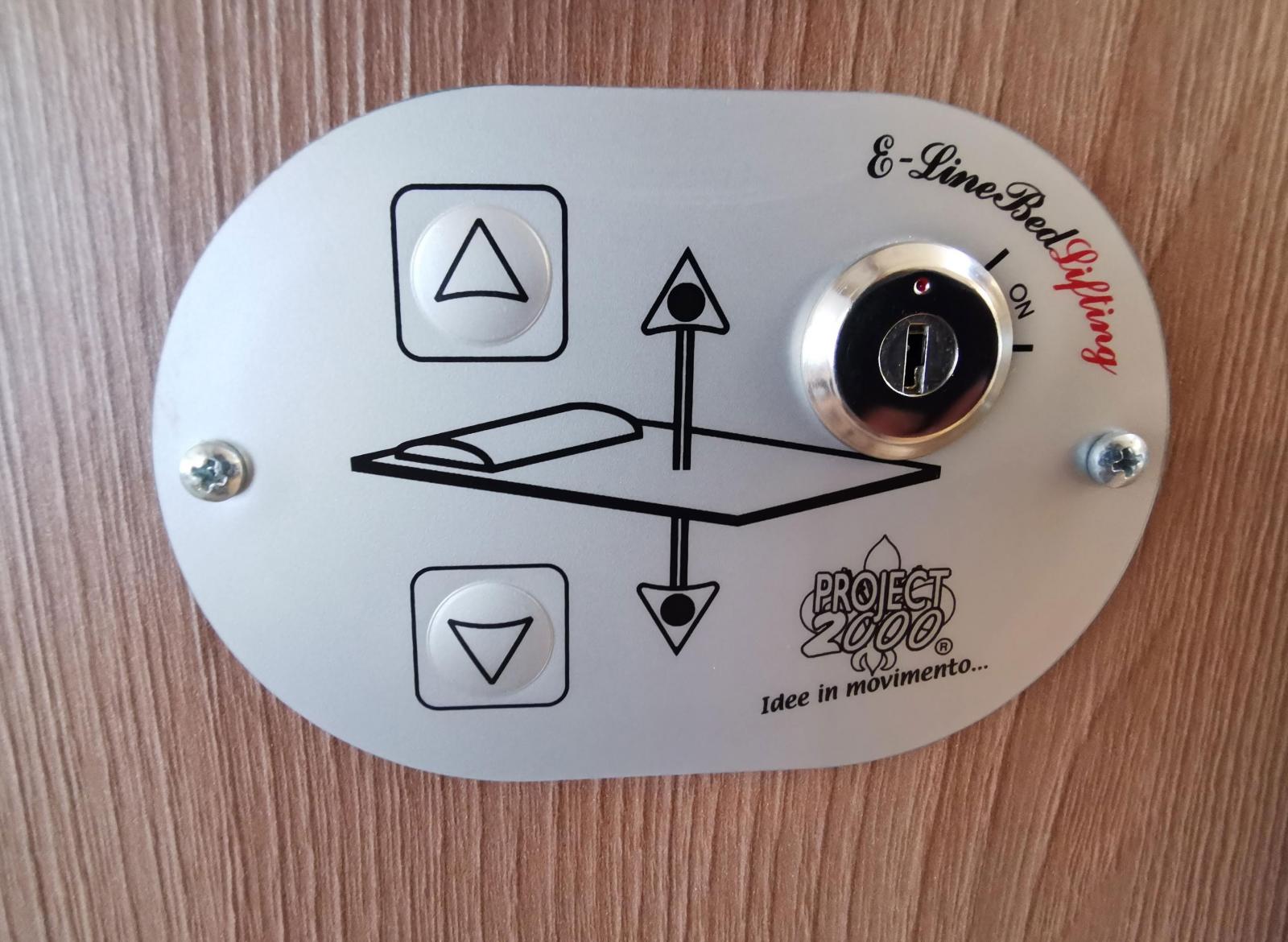 För att höja och sänka taksängarna behövs en liten nyckel.