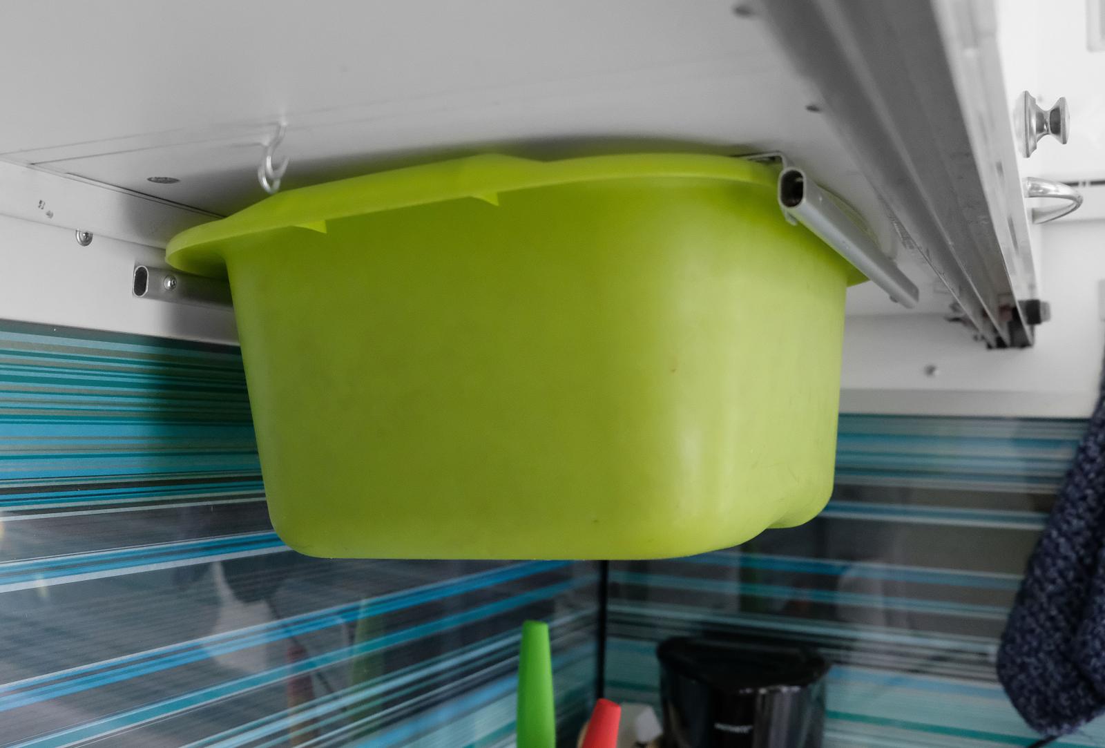 Diskbalja med tillbehör som hålls på plats med två skenor.
