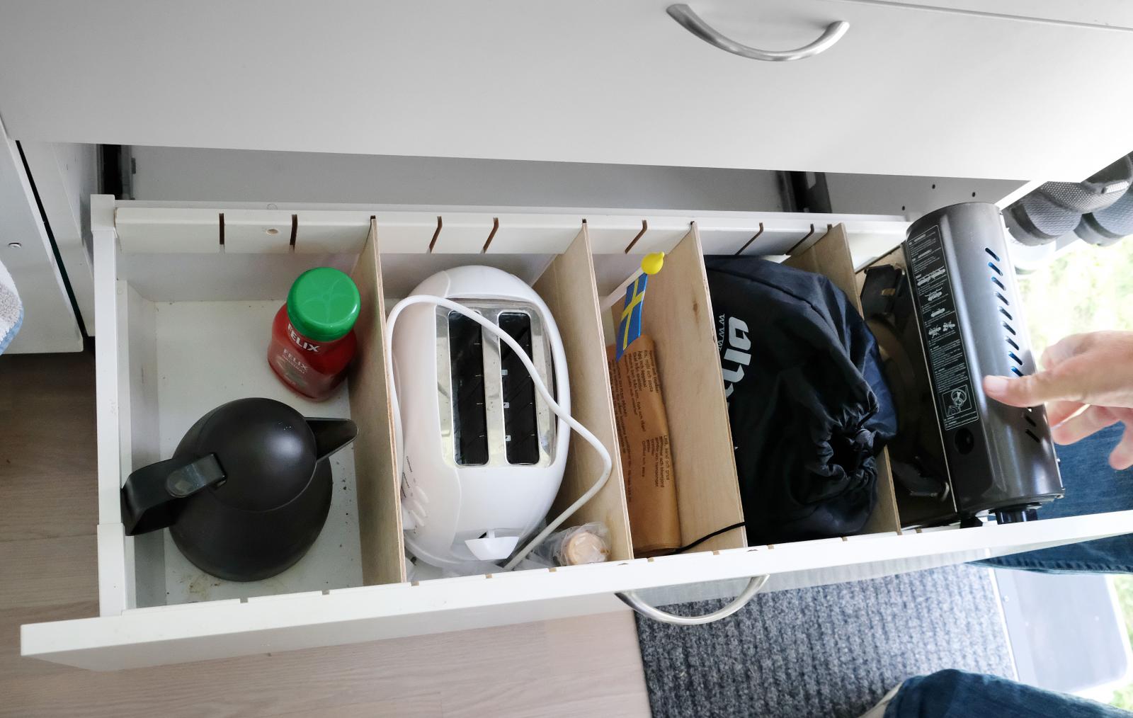Smart kökslådelösning. Flyttbara mellanskivor håller innehållet på plats under färd för att slippa skrammel.