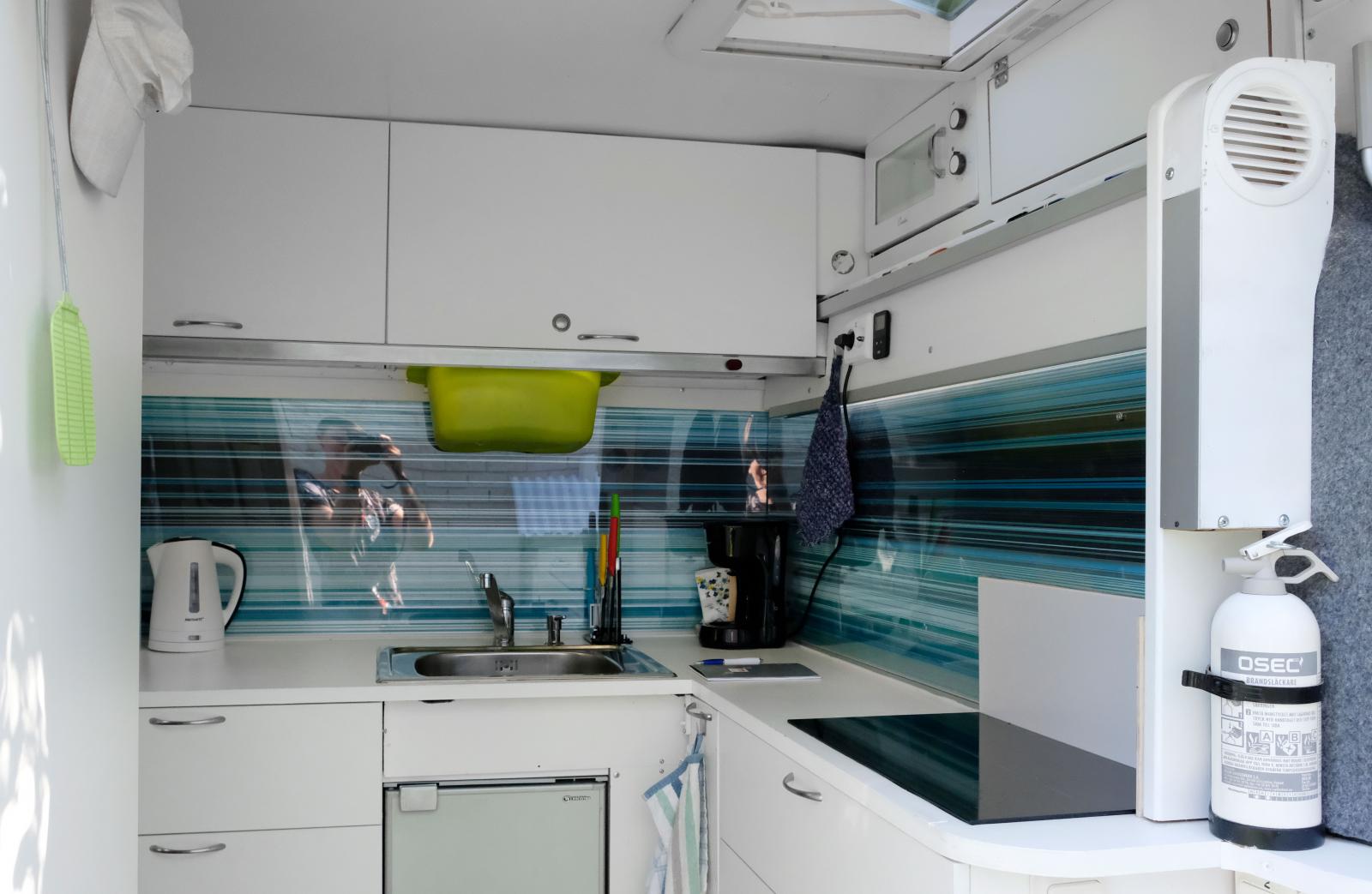 Hela köket är byggt på Ikeastommar. Takluckan har Kjell satt in själv. Svarta plattan närmast i bild är en induktionsspis för två kastruller. Till vänster syns sidan av garderoben.