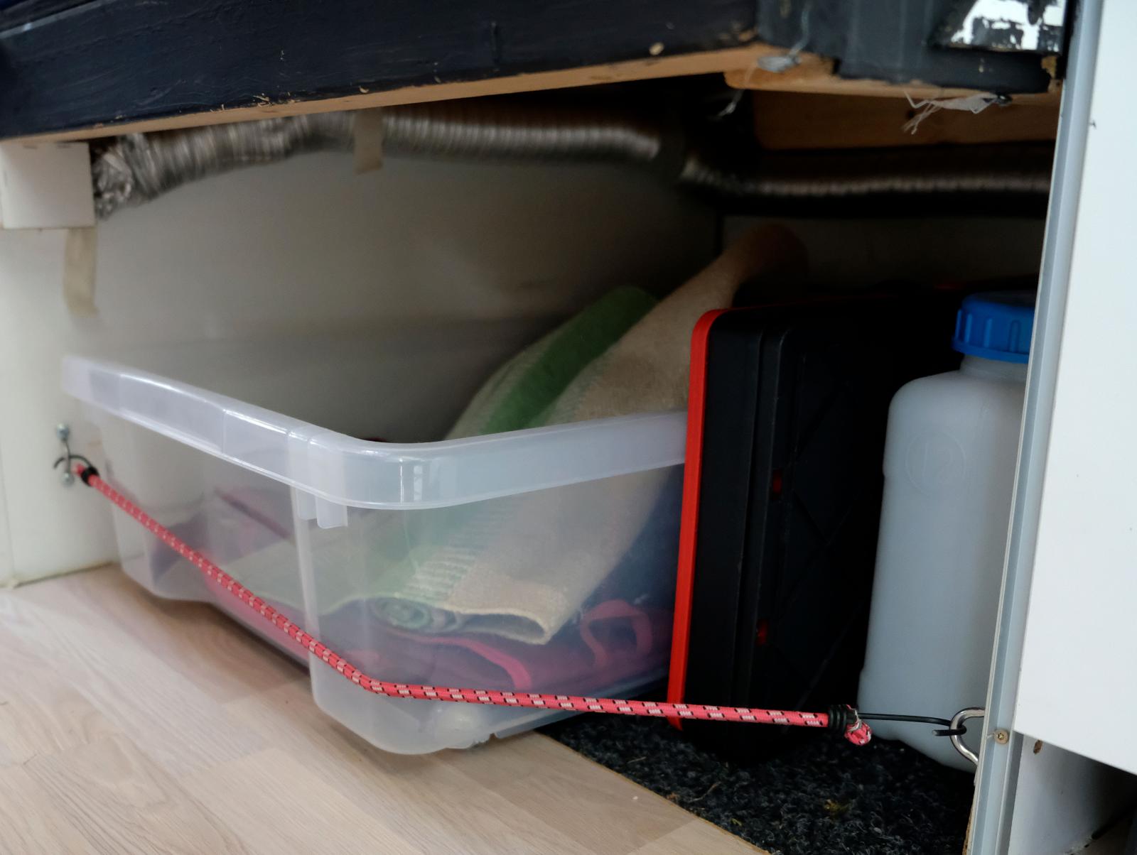 Mer förvaring längst fram under vänster säng.