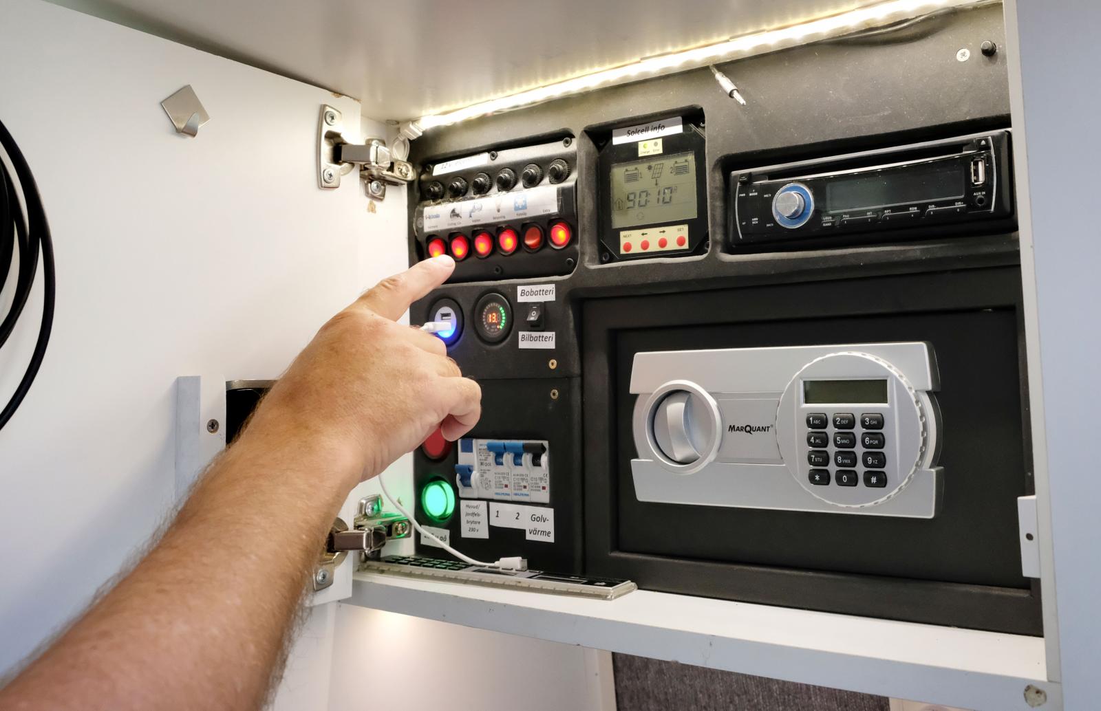I ett av överskåpen finns en elcentral för 230- och 12V-systemen. Även en 4G-router för internet och infopanel för solcellen.