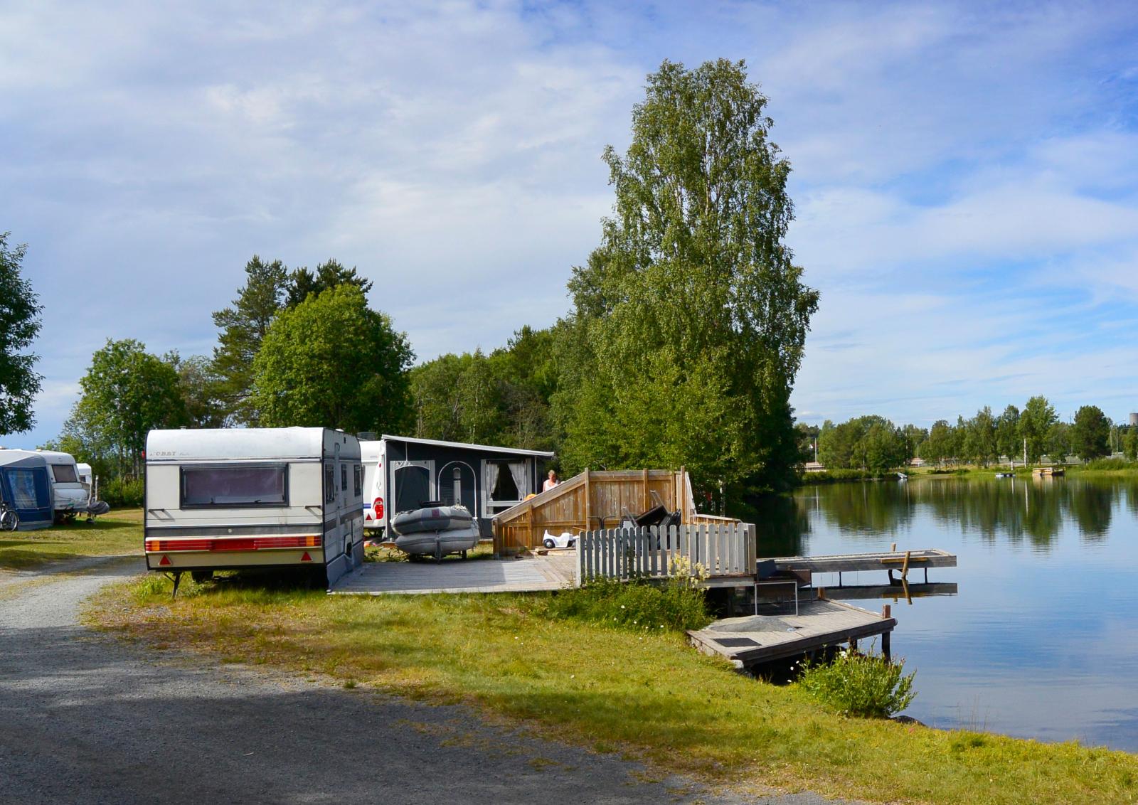 Tack vare att campingen ligger på en udde dignar den av strandtomter.