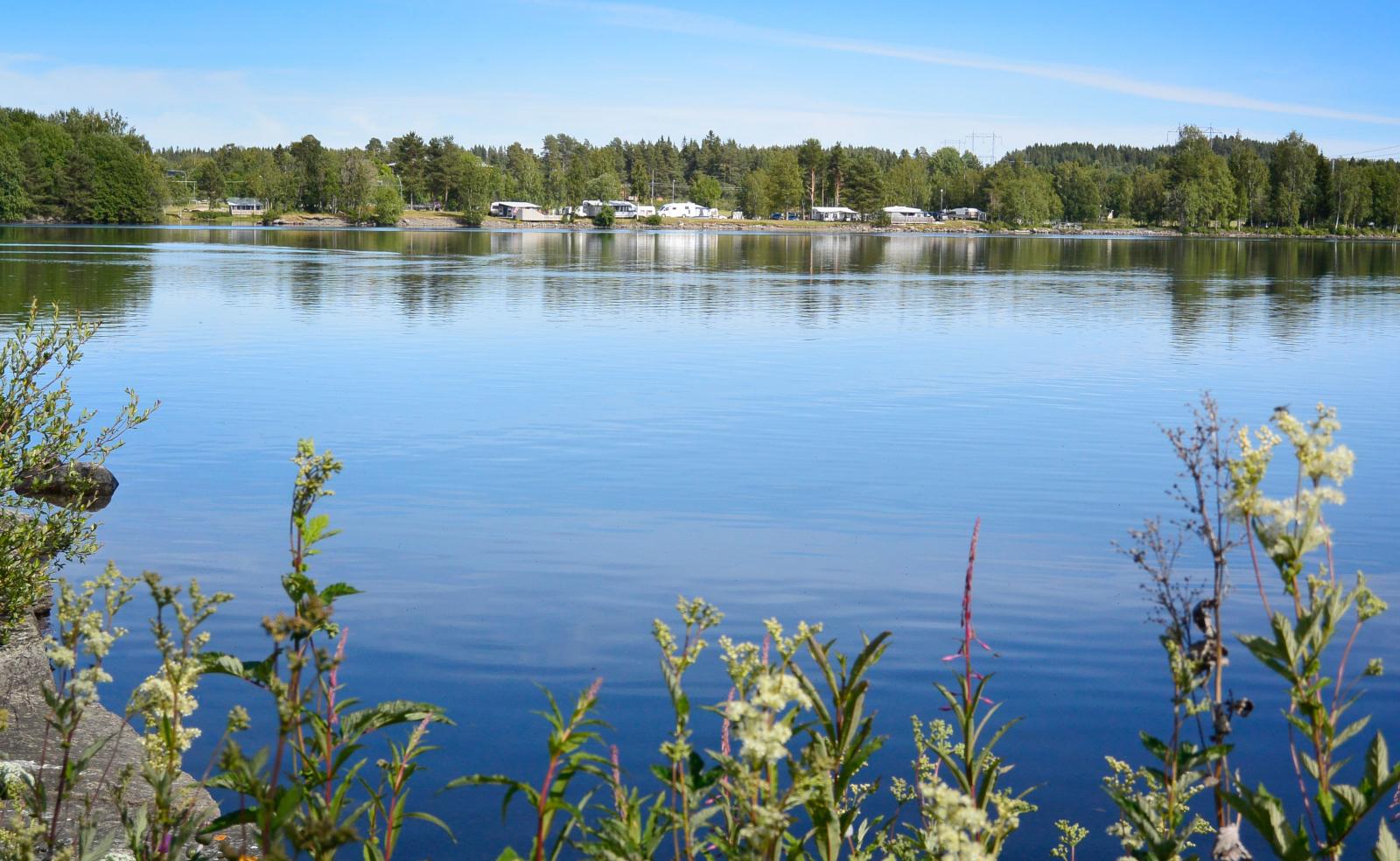 Campingen sedd från andra sidan viken – och bron.